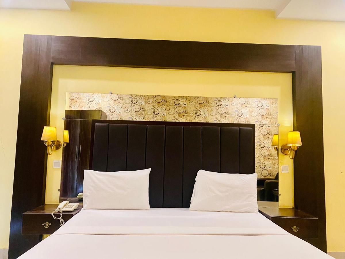 Hotel Royal One Multan Exteriér fotografie