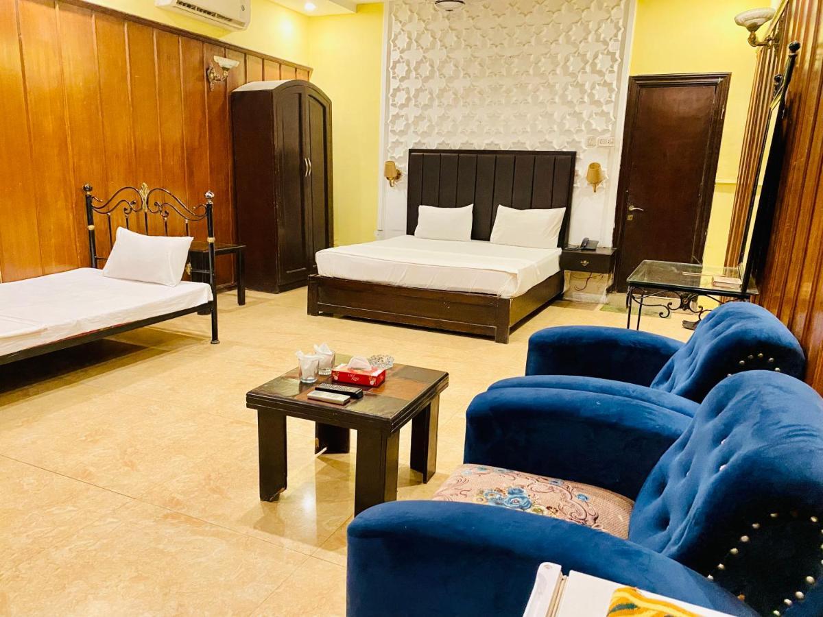 Hotel Royal One Multan Exteriér fotografie