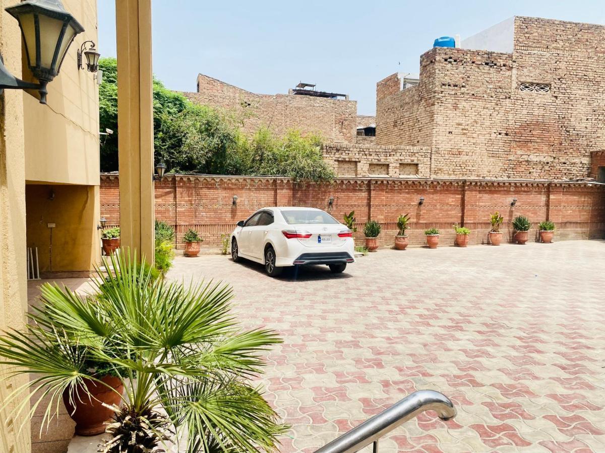 Hotel Royal One Multan Exteriér fotografie