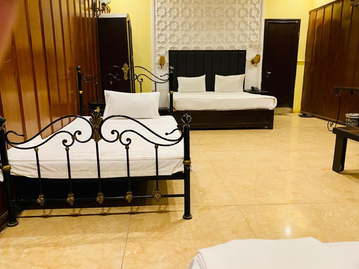 Hotel Royal One Multan Exteriér fotografie
