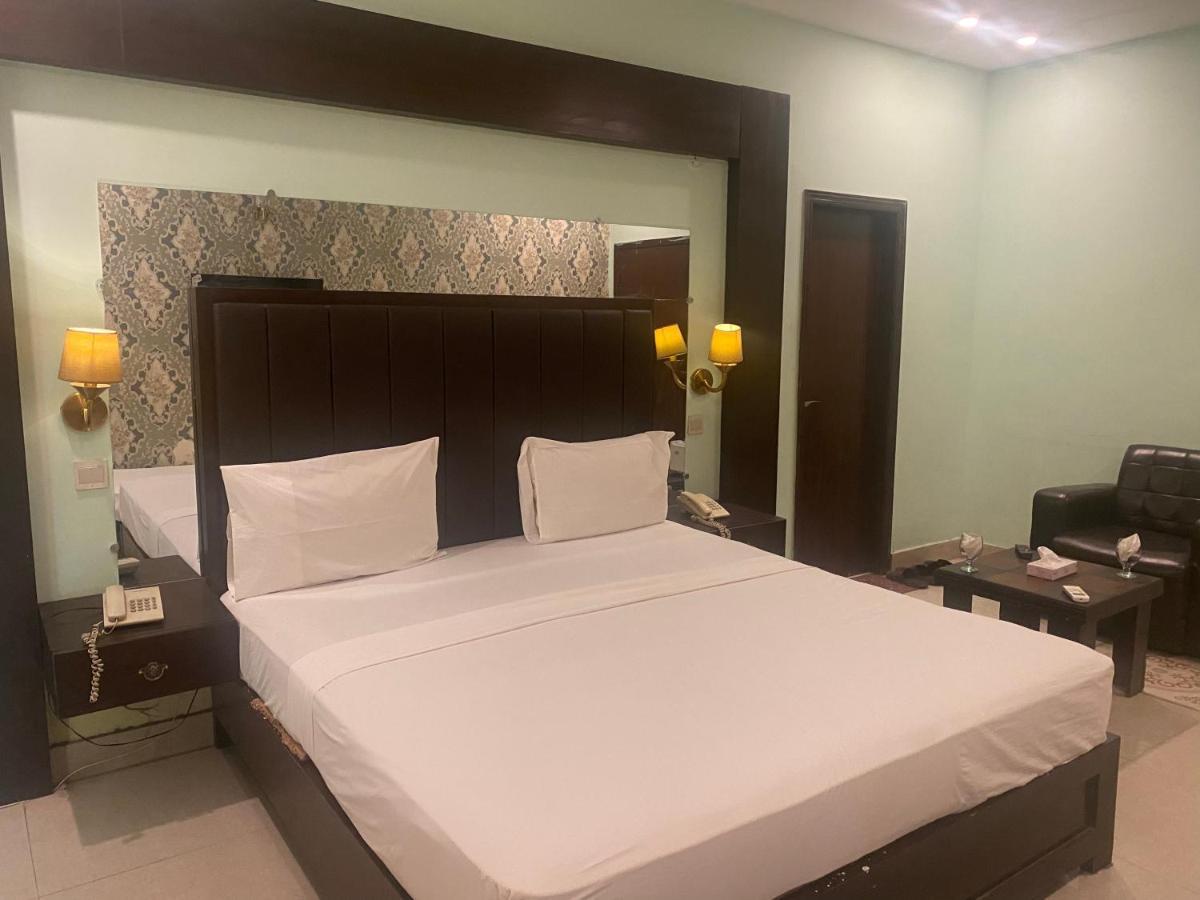 Hotel Royal One Multan Exteriér fotografie